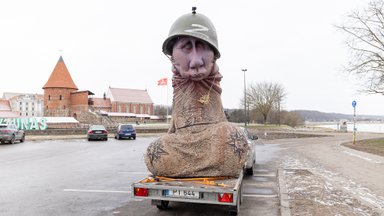 Kaune kelionę pradėjusi provokuojanti Putino skulptūra pasiekė Varšuvą