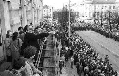 1990 m. lapkričio 7 dienos karinis paradas prie Lukiškių aikštės 