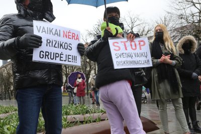 Kaune vyko protesto akcija prieš profilaktinį mokinių testavimą