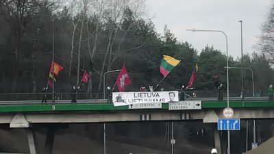 Išpuolis prieš plakatą su užrašu „Lietuva lietuviams“ Vilniaus universiteto dėstytojui Konstantinui Andrijauskui baigėsi antrankiais