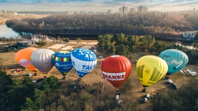 Į dangų kilo oro balionai su Ukrainos vėliavomis ir Lietuvos trispalve (Gabriel Khiterer nuotr.)