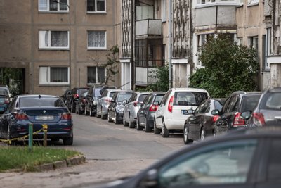 Automobiliai daugiabučių kiemuose