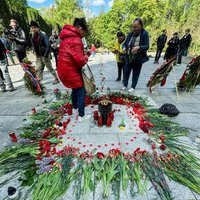 Gegužės 9–ąją Antakalnio kapinėse ir vėl neramu: gėlės, dainos, ašaros ir dalijami prezervatyvai