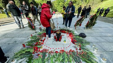 Gegužės 9–ąją Antakalnio kapinėse ir vėl neramu: gėlės, dainos, ašaros ir dalijami prezervatyvai