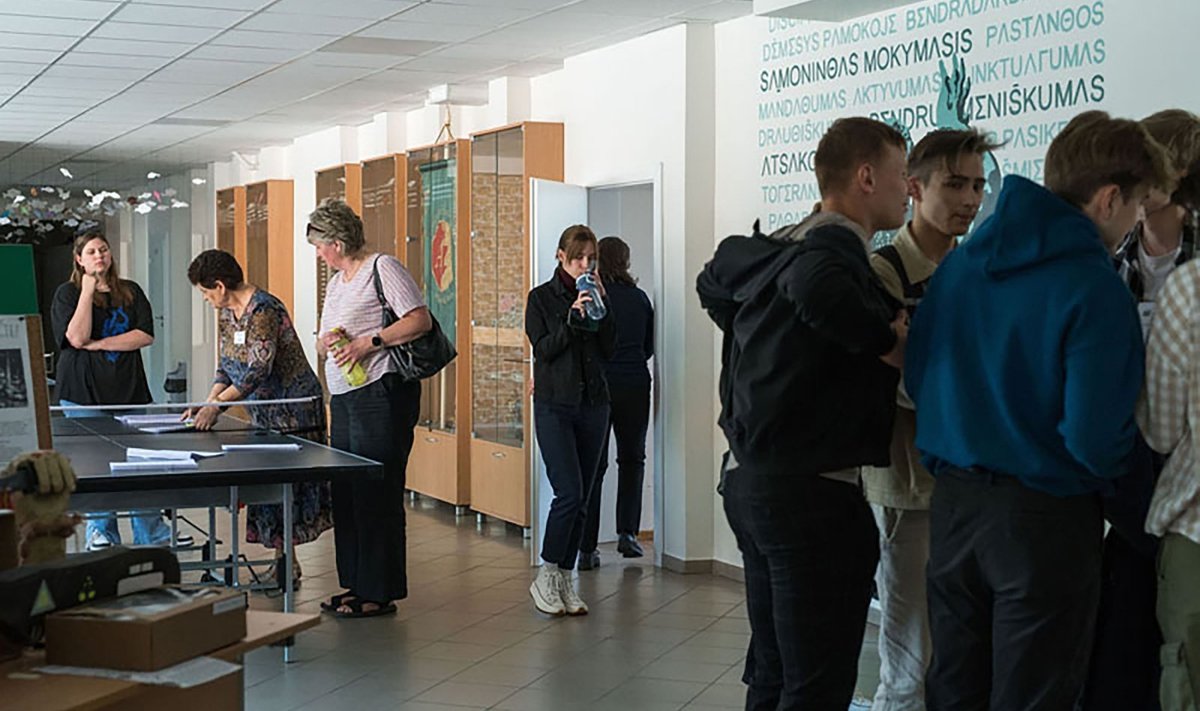 EMOCIJOS. Lietuvių kalbos ir literatūros egzaminą laikę abiturientai vieni su kitais dalijosi įspūdžiais po išbandymo. Vitos JUREVIČIENĖS nuotr.