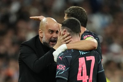 Pepas Guardiola sveikina Philą Fodeną