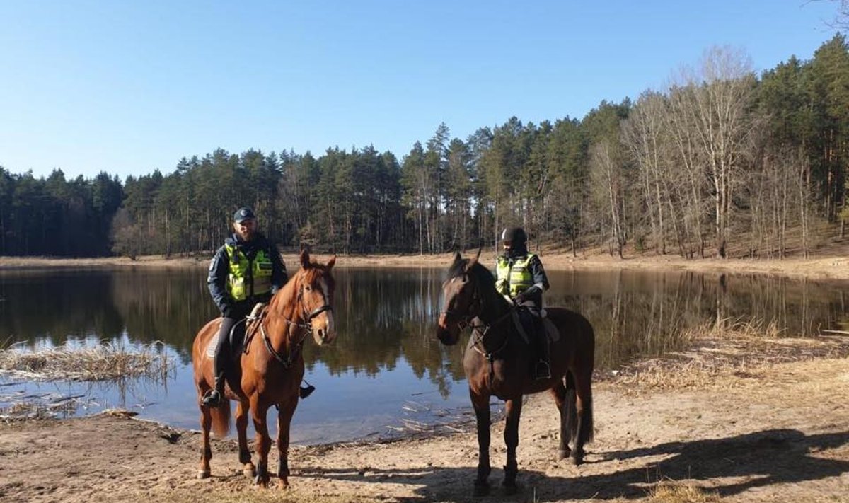 Sostinės parkuose, skveruose, paplūdimiuose patruliuoja Raitosios policijos pareigūnai