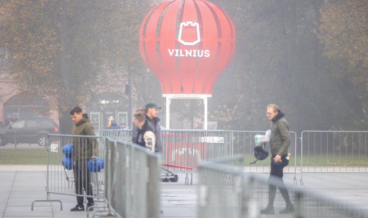 Tirštas rūkas apgaubė bundantį Vilnių