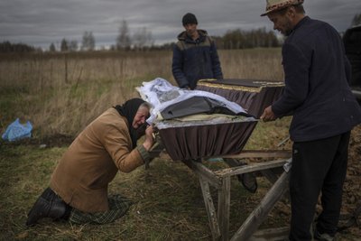 70-ties Nadiya verkia prie savo sūnaus Vadymo karsto. Jos sūnų rusų kariai nužudė kovo 30 d. Bučoje.