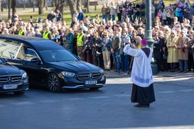 Tiesiogiai: pratybose žuvusių JAV karių pagerbimo ir išlydėjimo ceremonija