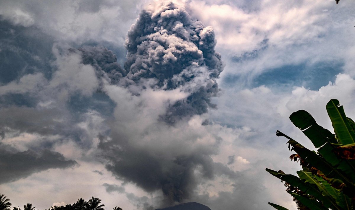 Indonezijoje ugnikalnis išsviedė į dangų 2 km aukščio pelenų stulpą