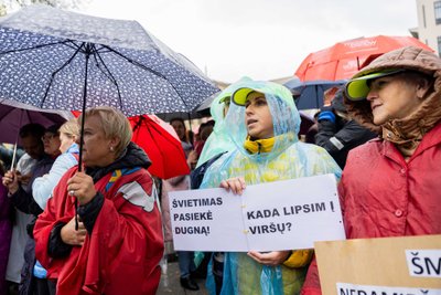 Streikuojantys mokytojai atžygiavo į Vinco Kudirkos aikštę Vilniuje