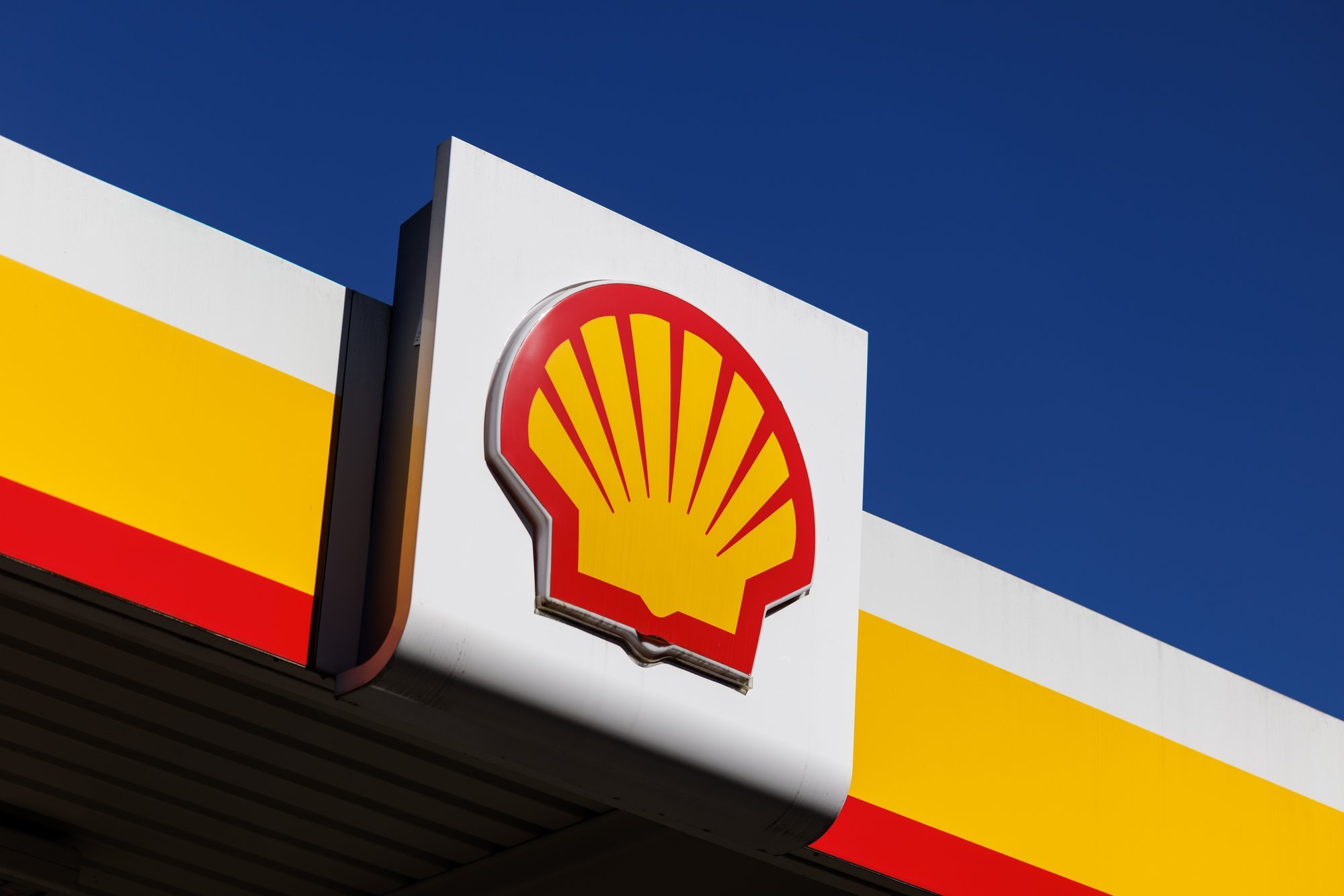 „Shell“ pelnas po naftos kainų smukimo sumažėjo - Delfi verslas