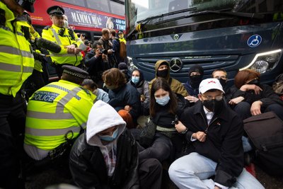 Jungtinėje Karalystėje protestuotojai mėgina sustabdyti migrantų iškeldinimą