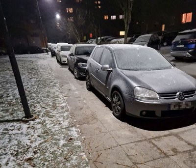 S. Žukausko g. automobiliai statomi ant šaligatvių