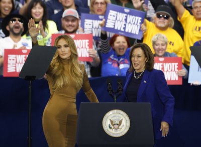 Jennifer Lopez ir Kamala Harris 