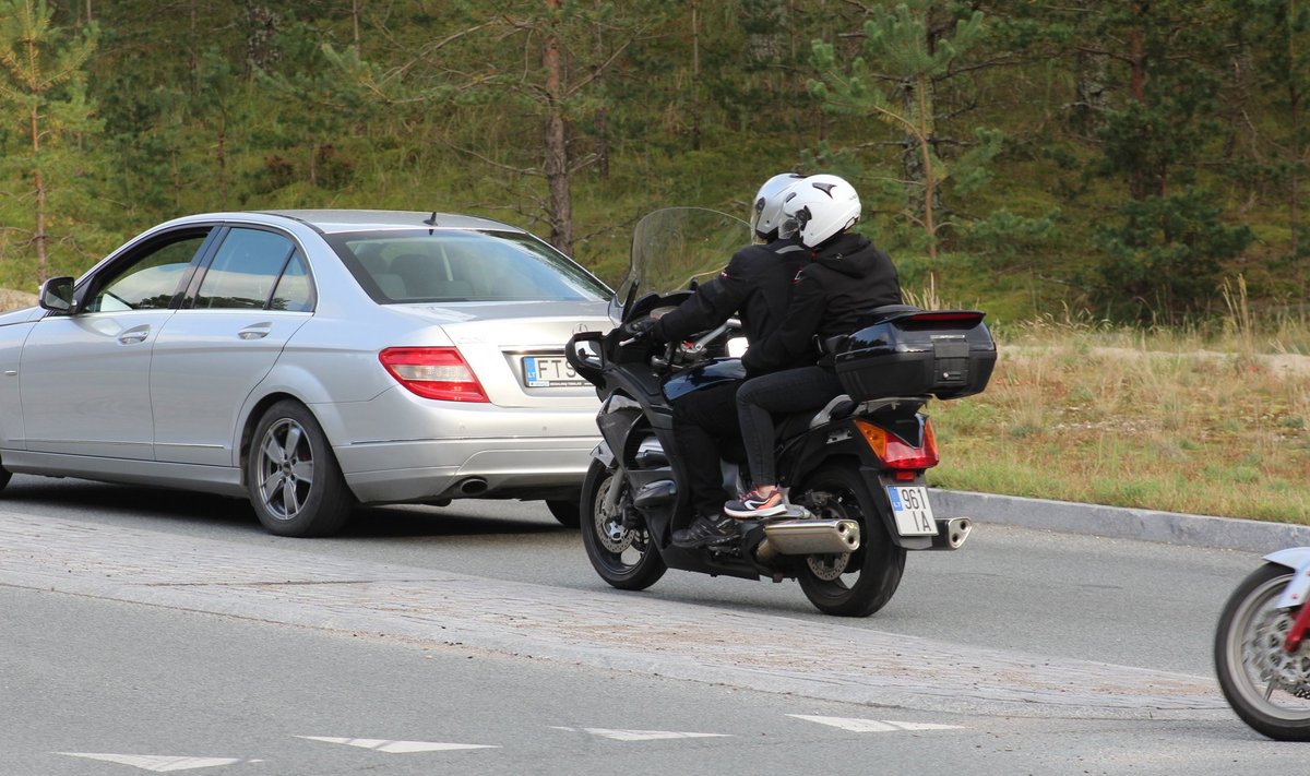 Eilėje į keltą – eismo taisykles pažeidžiantys motociklininkai ir vietiniai „gudruoliai“