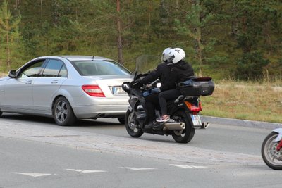 Eilėje į keltą – eismo taisykles pažeidžiantys motociklininkai ir vietiniai „gudruoliai“