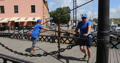 Valdemaras ir Aleksejus pasukamąjį tiltelį suka kas valandą