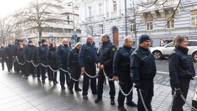 Возле Сейма состоялся митинг сотрудников пенитенциарной системы: требуют повышения зарплат