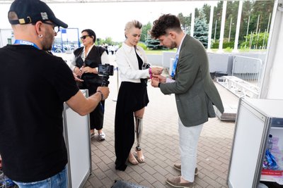 LOGIN 2024, Tomas Stasiukevičius pasitinka bionine moterimi vadinamą Viktorią Modestą
