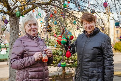 Miežiškiuose Velykų medis pražydo margučiais