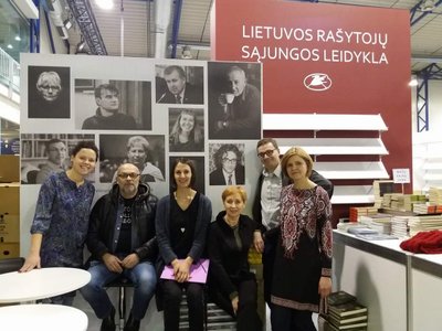 Lietuvos rašytojų sąjungos leidyklos kolektyvas (nuotr. dešinėje Giedrė Šorienė)