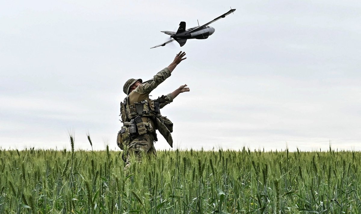 Ukrainos kariškis paleidžia žvalgybinį droną, skraidantį virš Rusijos karių pozicijų Zaporožėje