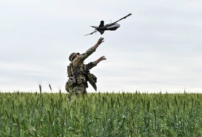 Ukrainos kariškis paleidžia žvalgybinį droną, skraidantį virš Rusijos karių pozicijų Zaporožėje