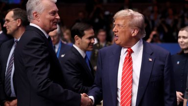 NATO viršūnių susitikime vienas lyderis nuo Trumpo turėjo laikytis atokiau