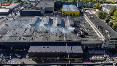 Tiesiogiai – iš įvykio vietos: Vilniuje kilo didelis gaisras, dega „Plastos“ gamykla