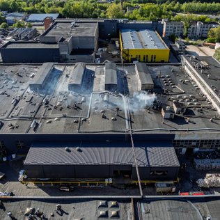 Tiesiogiai – iš įvykio vietos: Vilniuje kilo didelis gaisras, dega „Plastos“ gamykla