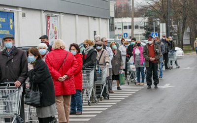 Eilės parduotuvėse prieš Velykas