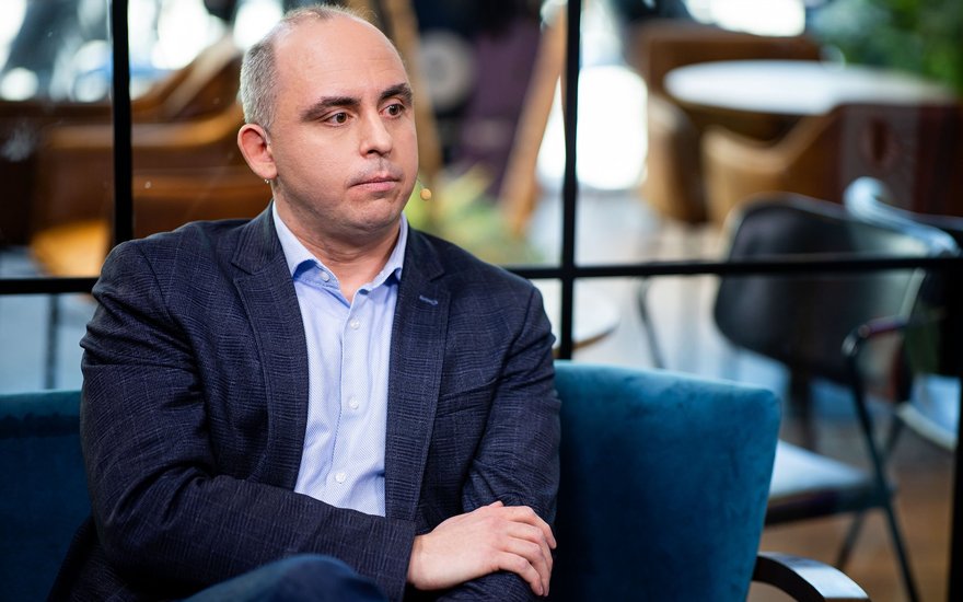 Aleksandras Izgorodinas. Energijos kainos vėl kyla, Europos akcijos smunka Praėjusią savaitę naftos ir dujų kainos smarkiai kilo dėl atsinaujinusių tiekimo sutrikimų Artimuosiuose Rytuose, o Europos dujų kaina pasiekė aukščiausią lygį nuo 2022 m. gruodžio. Brangstanti energija sustiprino susirūpinimą dėl infliacijos ir palūkanų normų perspektyvų, todėl smuko Europos akcijų rinkos, aukso ir sidabro kainos. Tuo metu Kinijos ekonomikos augimas trečiąjį ketvirtį viršijo prognozes, prie to reikšmingai prisidėjo stiprūs eksporto rezultatai.