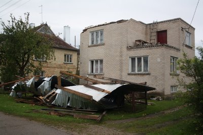 Vėjas Panevėžyje plėšė namų stogus ir rovė medžius