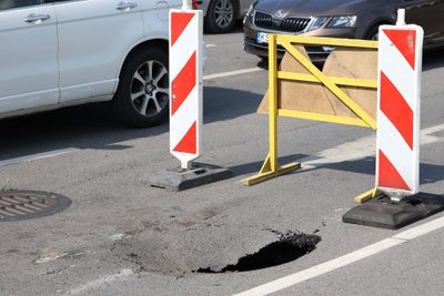 Vilniuje įlūžus asfaltui duobėje įstrigo automobilis 