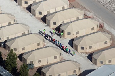 Imigrantų vaikai, kurių daugelis buvo atskirti nuo tėvų pagal Trumpo „nulinės tolerancijos“ politiką, apgyvendinti palapinėse prie Meksikos sienos Teksase. 2018 metai