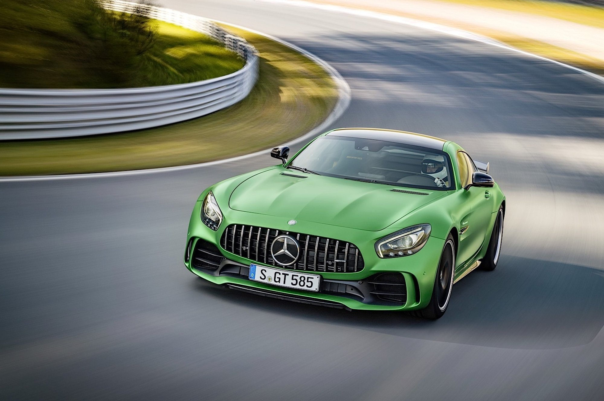 Įspūdingasis „Mercedes-AMG“ modelis raumenis pademonstravo trasoje ...