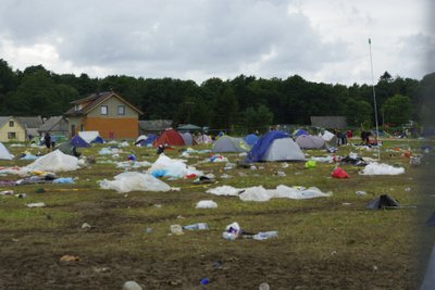 Karklės festivalio dalyviai pajūrio teritoriją nuklojo šiukšlėmis