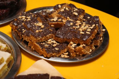 Veganiškas „Snickers“ tortas