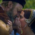 Filmo „Karalienės žaidimas“ recenzija: istoriškai netiksli, bet žiūroviška kostiuminė drama