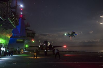 Naikintuvai F-35B leidžiasi ant lėktuvnešio HMS Queen Elizabeth denio