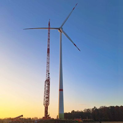 Enercon vėjo jėgainė E138 EP3 Vokietijoje. Hibridinio bokšto aukštis – 160 metrų (betono dalis 90 m; plieno dalis 70 m), sparnų diametras – 138 metrai 