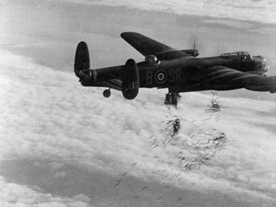 Britų Avro Lancaster bombonešis meta priešo radarus klaidinančias ir priešlėktuvinės gynybos prožektorių šviesą atspindinčias aliuminio folijos juosteles.