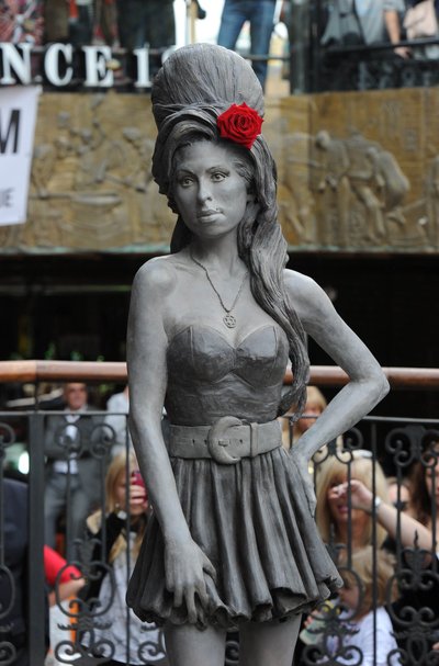 Amy Winehouse skulptūra