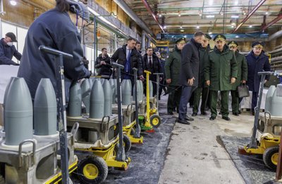 Rusijoje pradėta masinė itin galingų aviacinių bombų gamyba