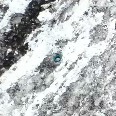 Kalnuose užfiksuota mėlyna kuprinė