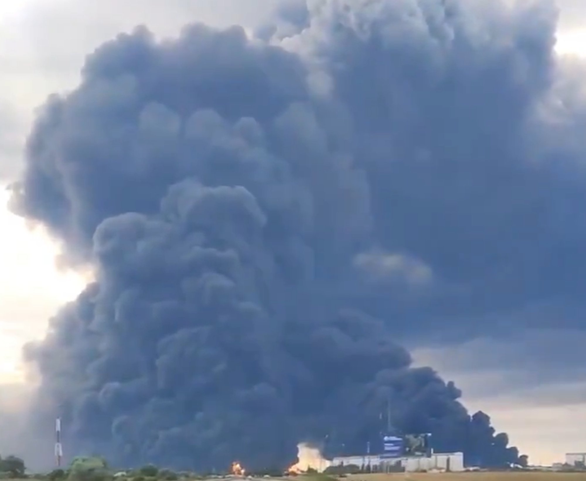 Major Russian Oil Refinery Burns for Second Day After Ukrainian Drone Strike