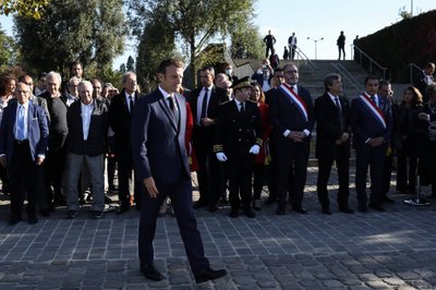 Emmanuelis Macronas eitynėse, skirtose paminėti kruvino Paryžiaus policijos susidorojimo su alžyriečių protestuotojais 1961 metais 60-ąsias metines