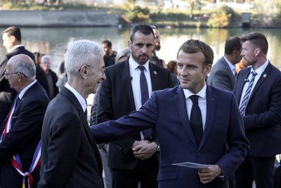 Emmanuelis Macronas eitynėse, skirtose paminėti kruvino Paryžiaus policijos susidorojimo su alžyriečių protestuotojais 1961 metais 60-ąsias metines